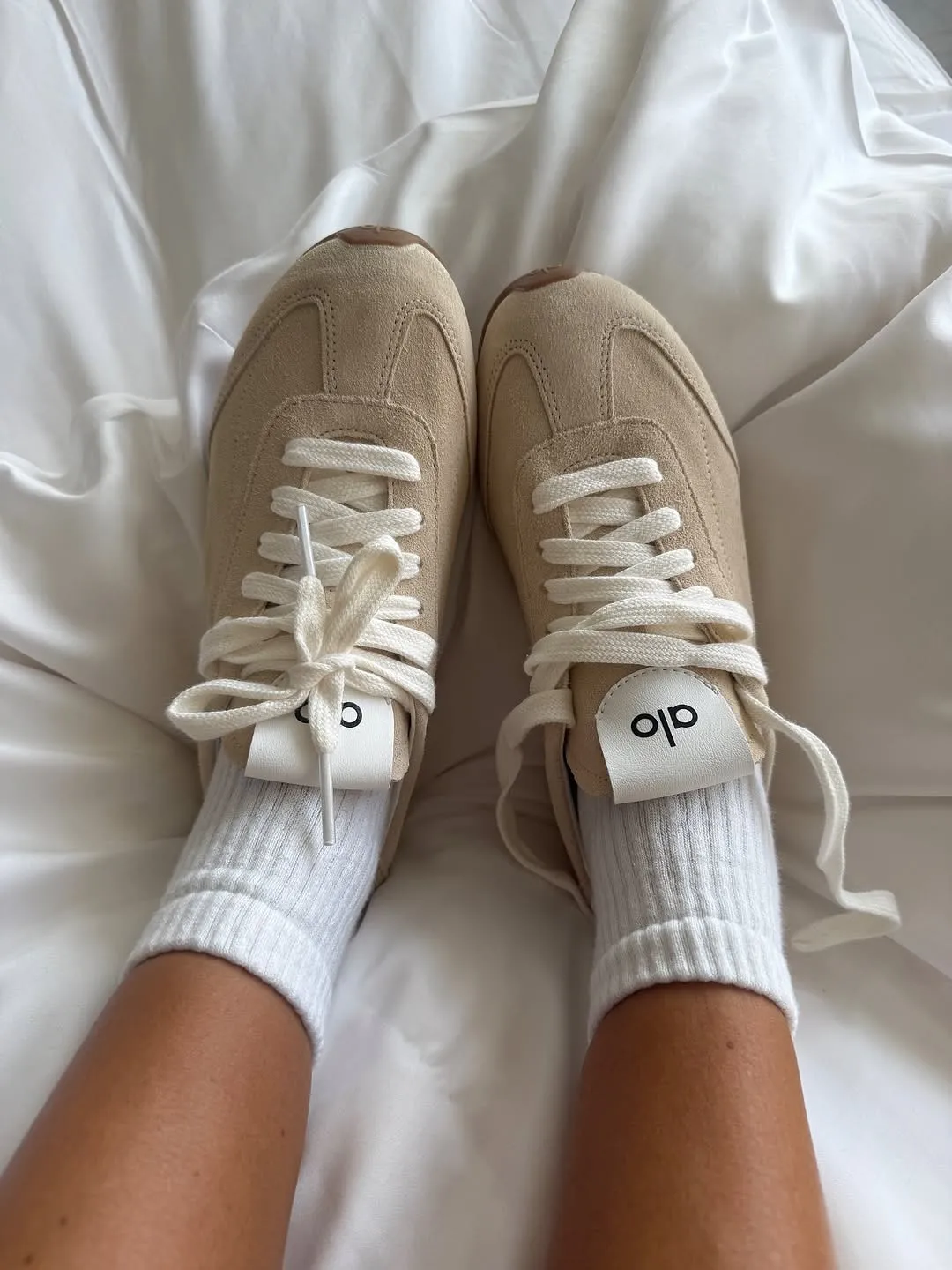 Alo Sunset Sneaker Sand $1295免運!